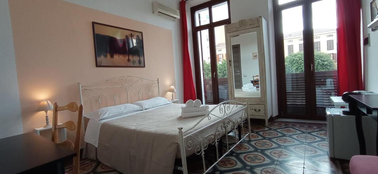 Onlyrooms III - Piazza Jenne Cagliari Bagian luar foto